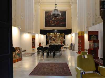 Appena superato il portale ligneo, entriamo nella chiesa per conoscere il direttore artistico del BibArt, Miguel Gomez